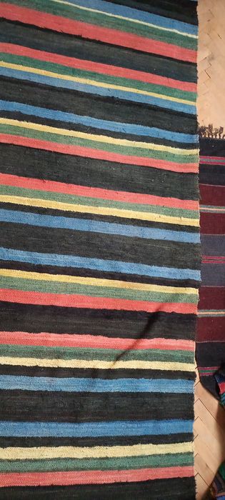 Тъкани черги и една покривка за маса