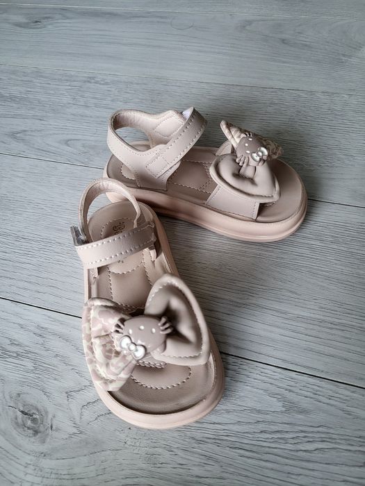 Босоножки для девочек 22 размер.