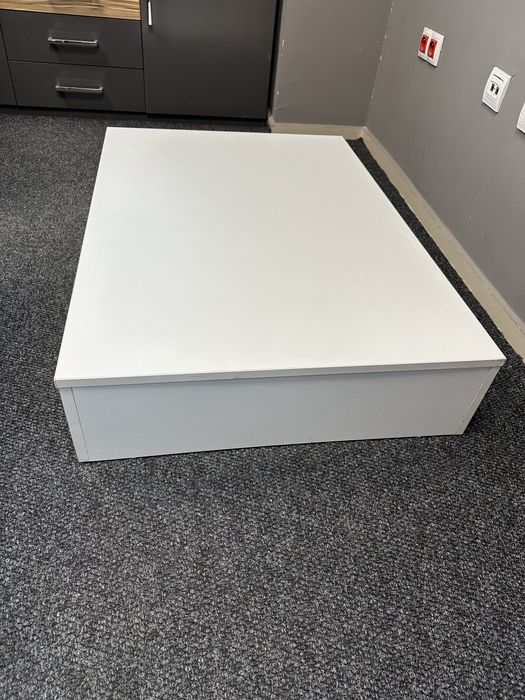 Подиум за излагане на стока или друго