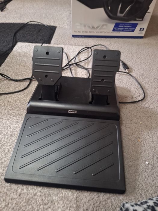 Vând volan și pedale de ps5 ps4 și pc