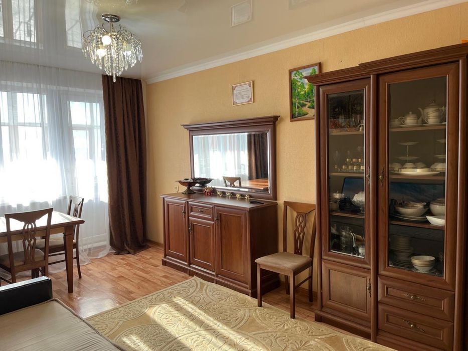 Сервант , комод с зеркалом,