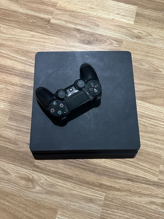 Playstation 4 slim.