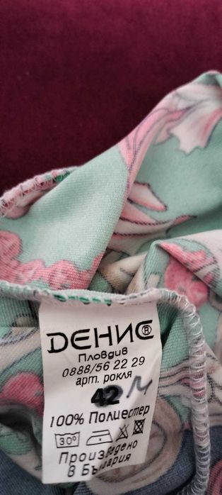 Бяла нежна рокля с цветни мотиви и ефектно деколте без презрамки