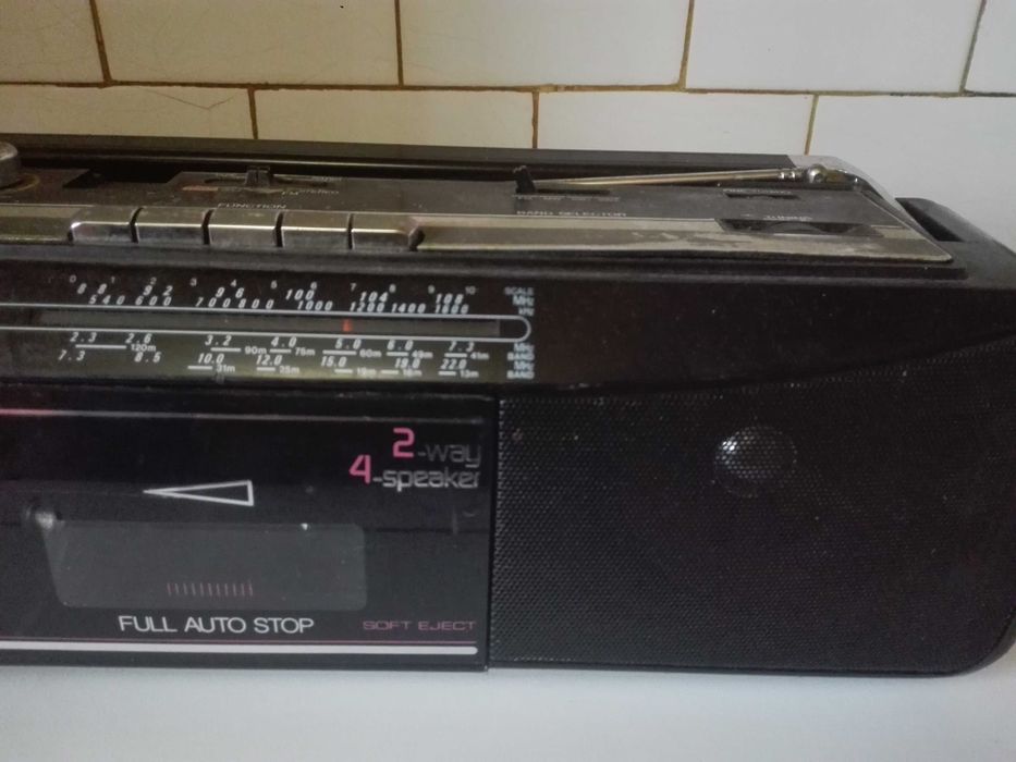 Радиокасетофон SHARP и съветска кинокамера " Quarz".