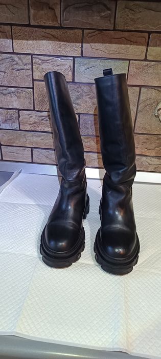 Cizme din piele, Italia