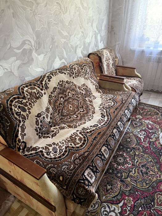 Диван с двумя креслами