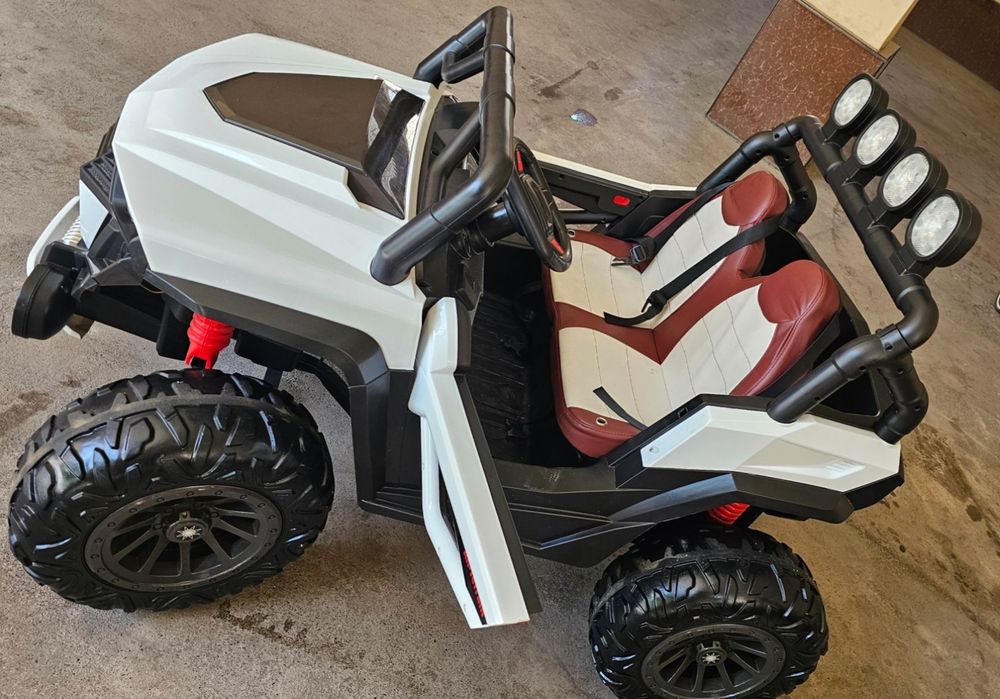 Детская машина 2x местный педалью и с пультом почти новый