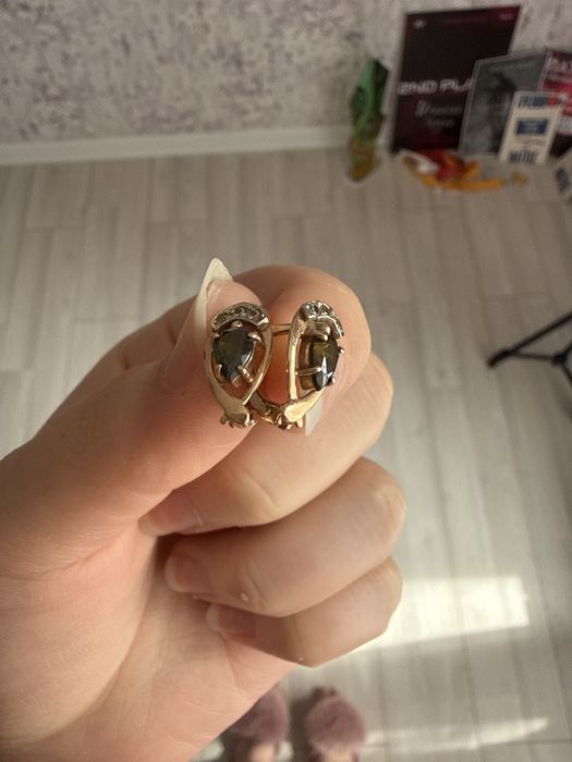 Золотые серьги с изумрудом Срочно