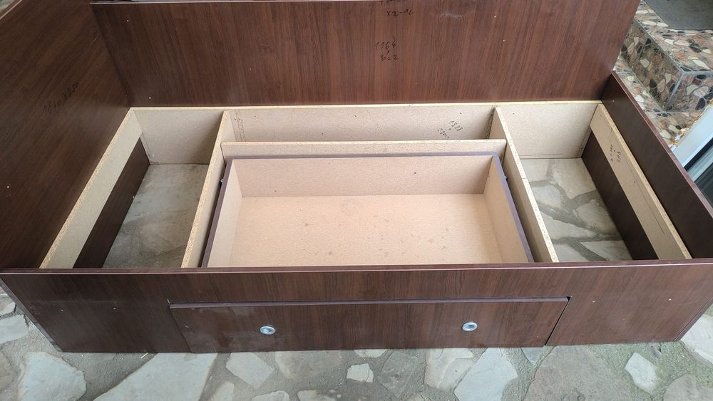 Vând pat dimensiuni 0.90/2.00 m urgent