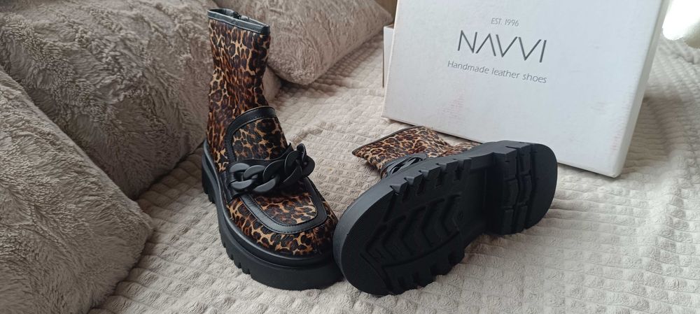 Продавам запазени ботуши с марка Navvi