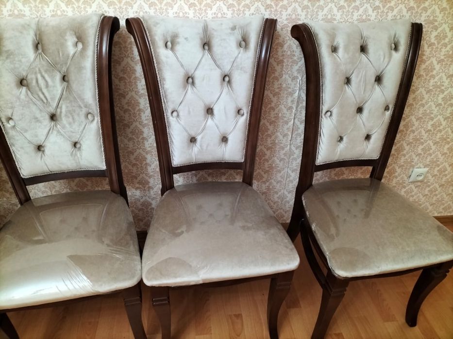 Срочно)Продам стол со стульями 6 шт