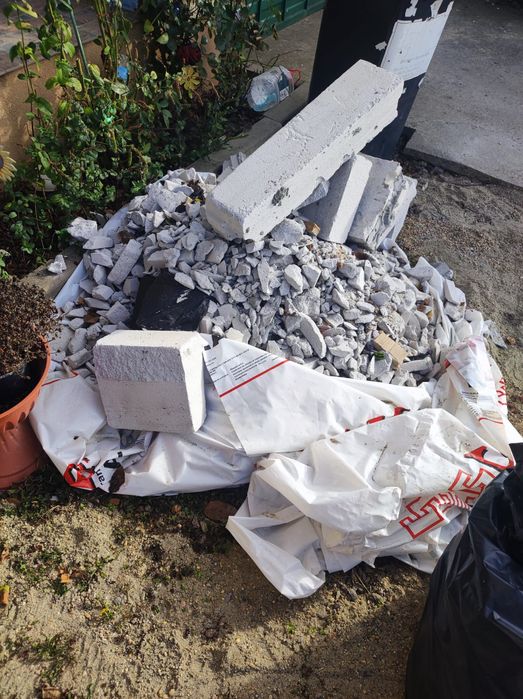 Debaraseze ridic deșeuri și saci cu moloz