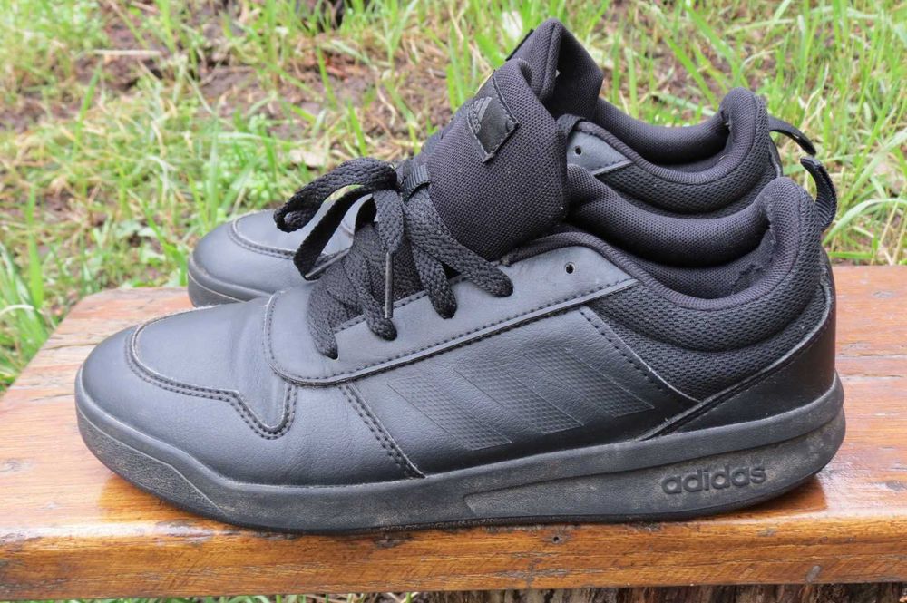 Adidasi casual negri