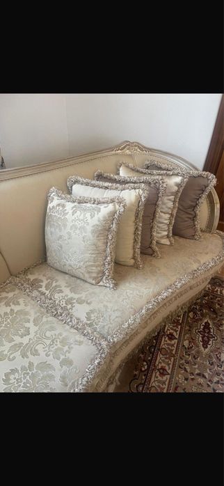 Диван стол и стулья