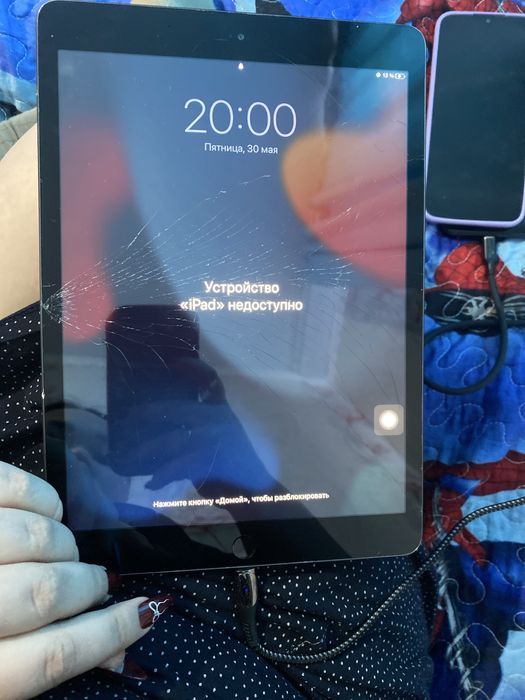 Продам телефоны и два айпада на запчасти