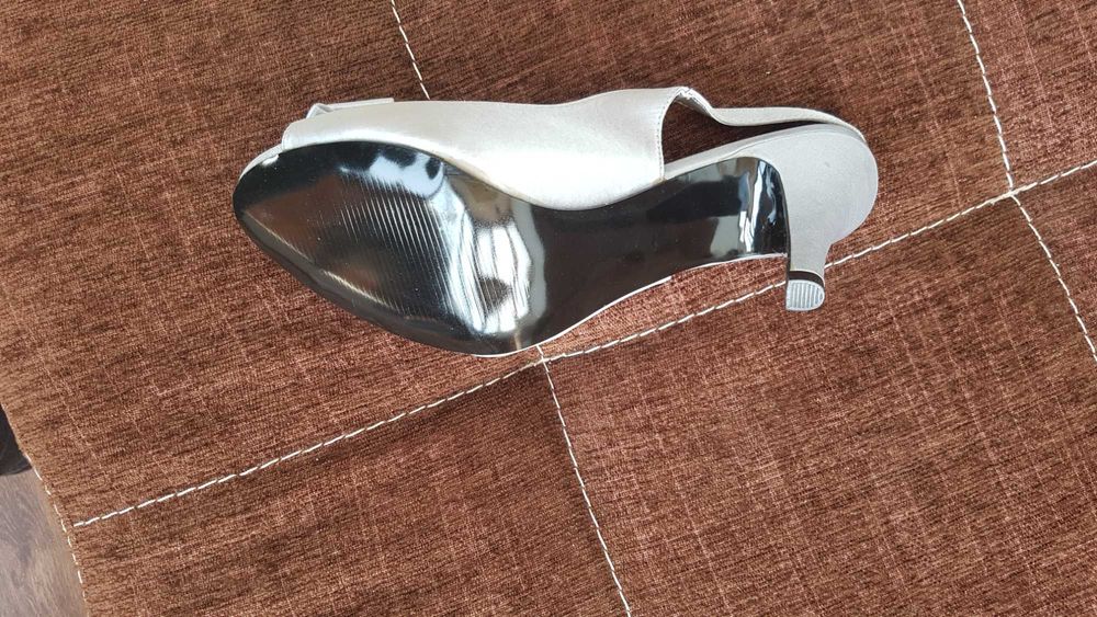 Нови! Елегантни сребристи обувки с панделка. Размер 37