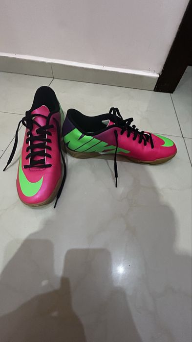 Футболни обувки за зала