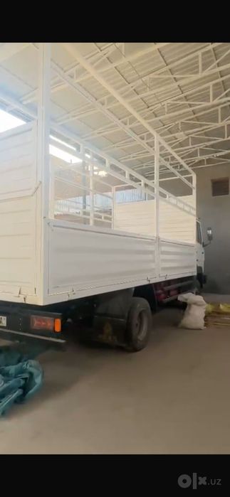 машина грузовая Мерседес. тент. Грузоподъемность 7-8 тонн