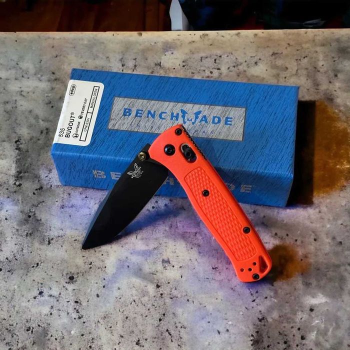 Cutit pliabil Briceag Benchmade Bugout 535, Rosu, Albastru sau Negru