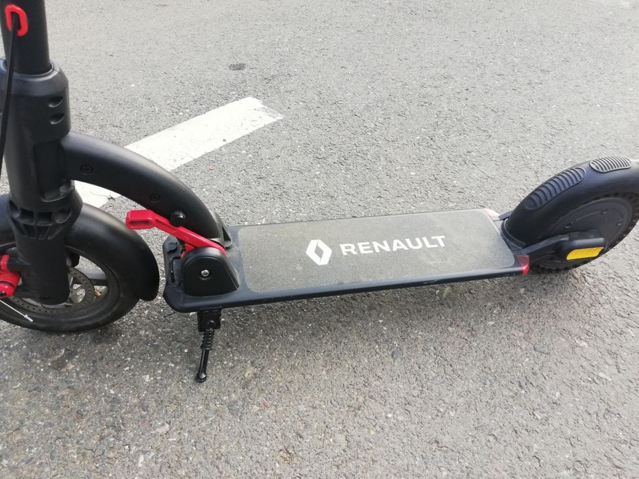 Vând trotineta Renault.