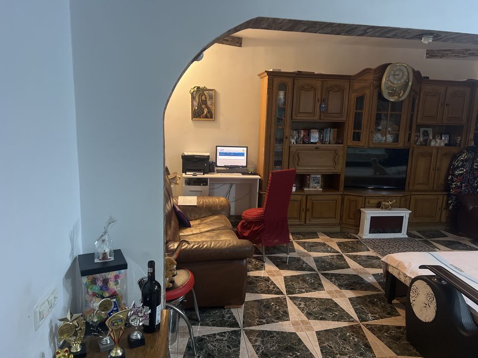 Vând apartament 3camere , decomandat !
