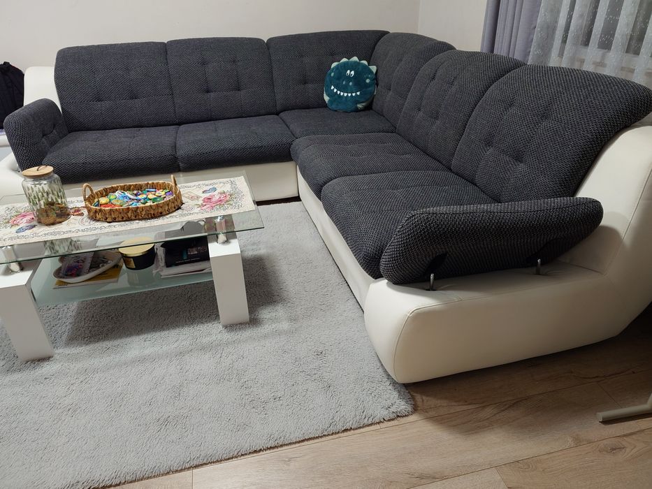 Прекрасен диван бяла кожа, сиво-черна дамаска