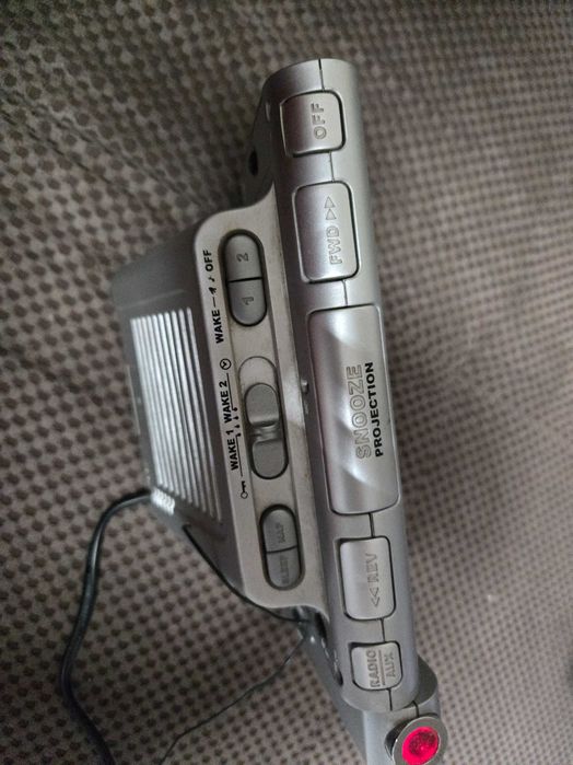 Радио часовник с прекция на тавана