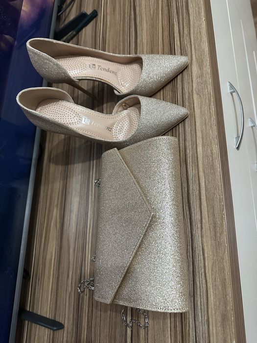 Комплект златисти обувки с чанта