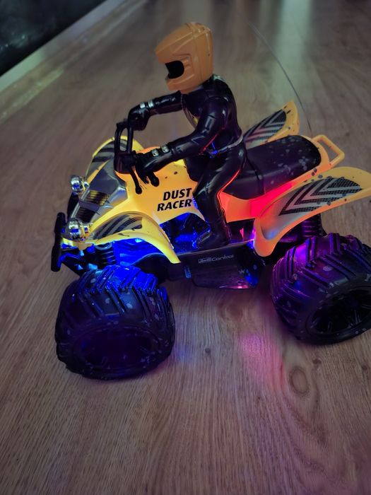 Quadbike - mașinuță cu telecomandă