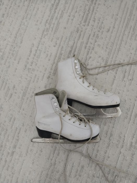 Продам лыжные костюмы и коньки