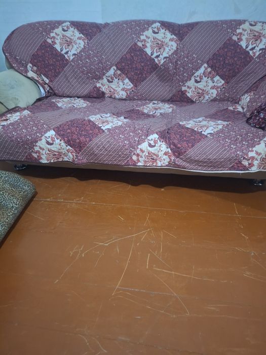 Продам диван с двумя крёслами.