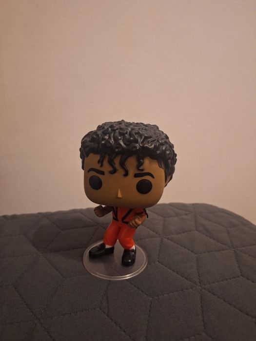 Funko pop Micheal Jackson in formă impecabilă(stand inclus)