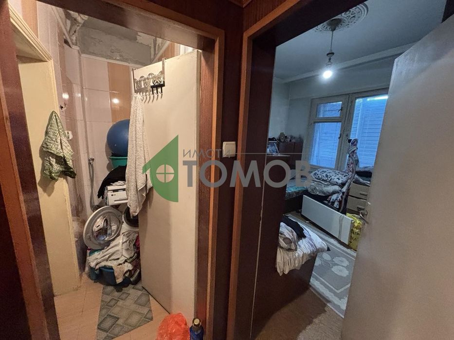 Просторен тристаен апартамент с търговско помещение в района на Центъ