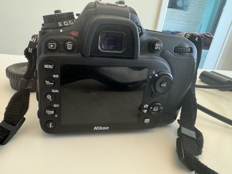 Aparat Foto DSLR Nikon D7200 + Obiectiv Nikkor 18-140mm VR (Pachet Complet + Geantă)