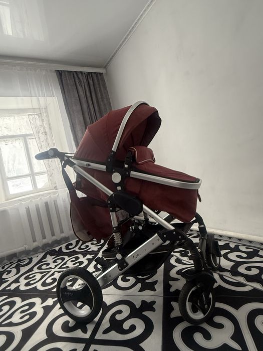 коляска б/у в хорошем состоянии, удобная для ежедневных прогулок