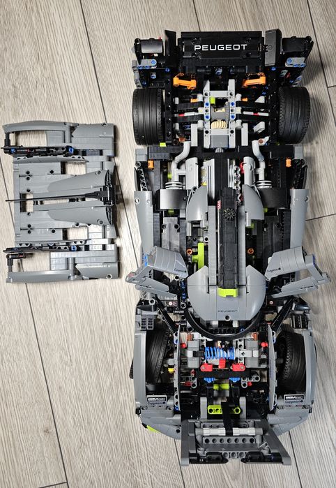 Machetă LEGO Peugeot 9x8 Hypercar Hybrid,  24h Le Mans