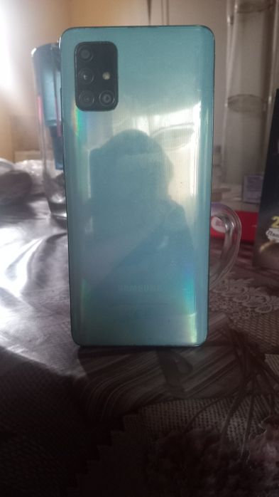 Продавам телефон