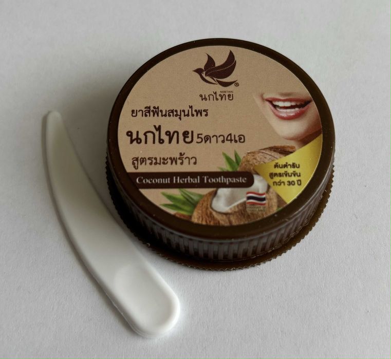 Избелваща паста за зъби с екстракт от кокос от Тайланд