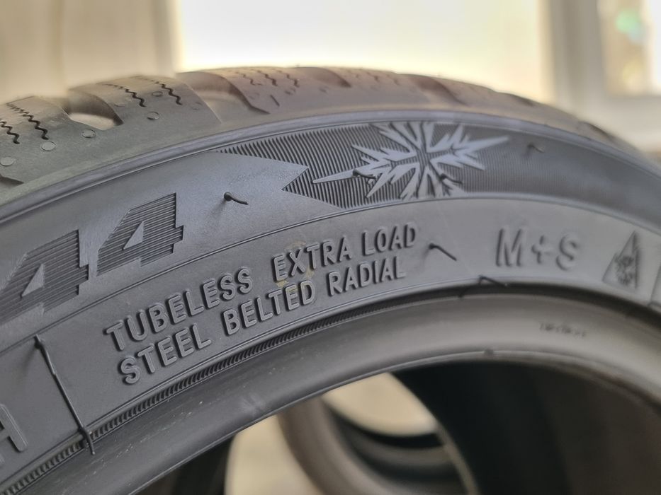 215/40/16 Toyo 4Броя: 330лв 7.5мм като Нови