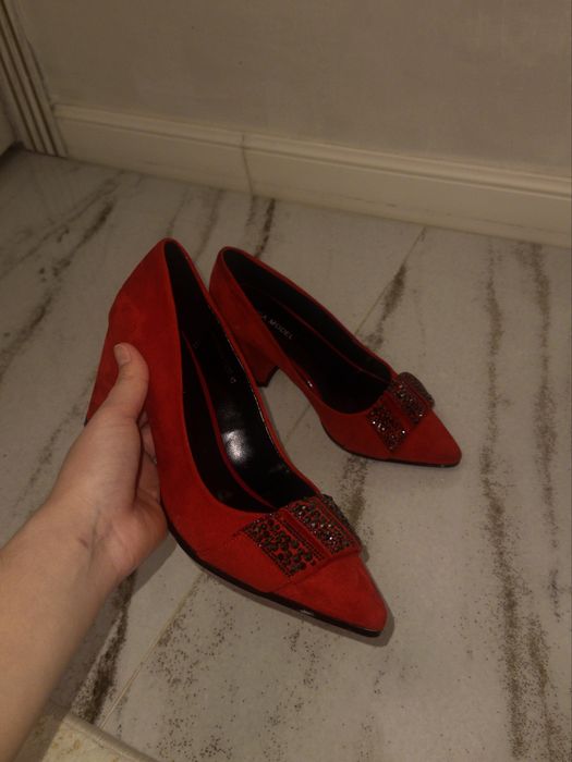 Продаю стильные красные туфли