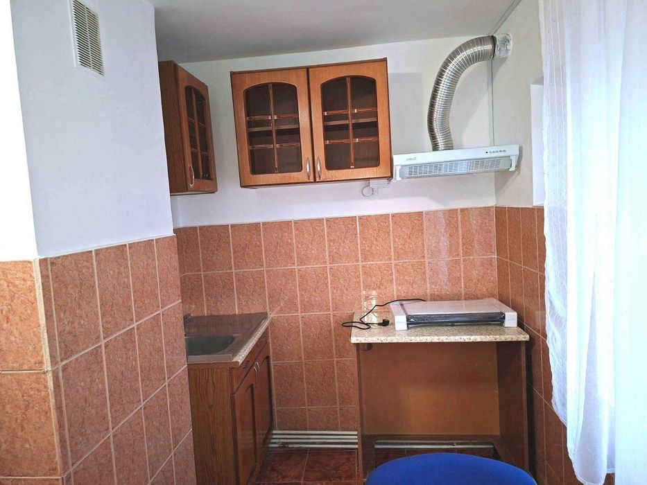Garsonieră decomandată de închiriat Târgoviște, str. Ciprian Porumbescu, etaj 1