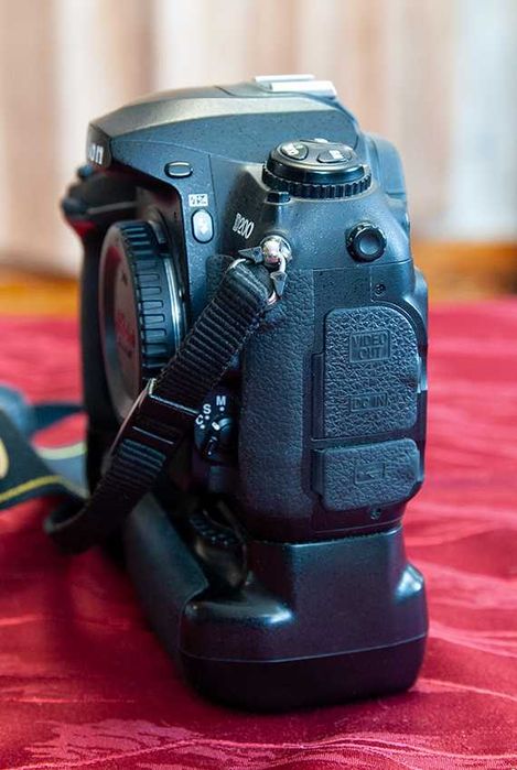 Nikon D200 с батарейным блоком