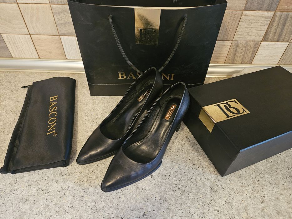 Продам женские кожаные туфли. Basconi