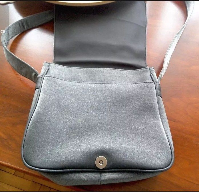 Ghete/botine și geantă gri-argintii cu aspect lucios, de ocazii