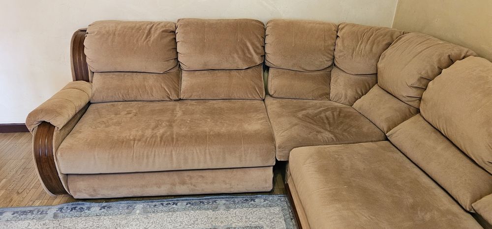 Диван плюс одно кресло.