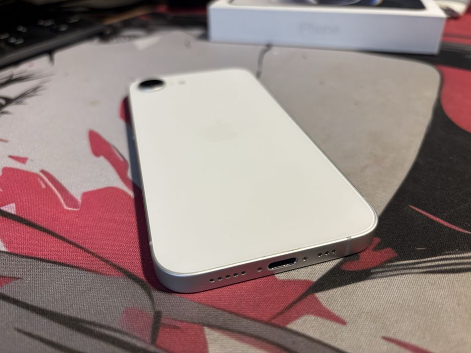 продам iPhone 16e, 128, White в полном комплекте