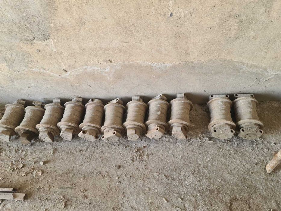 запчасти на спецтехнику экскаватор Jcb катки опорные