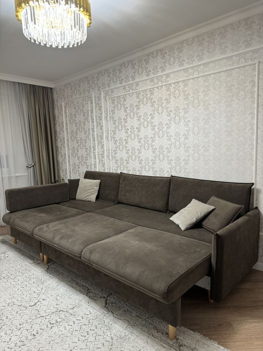 коричневый диван