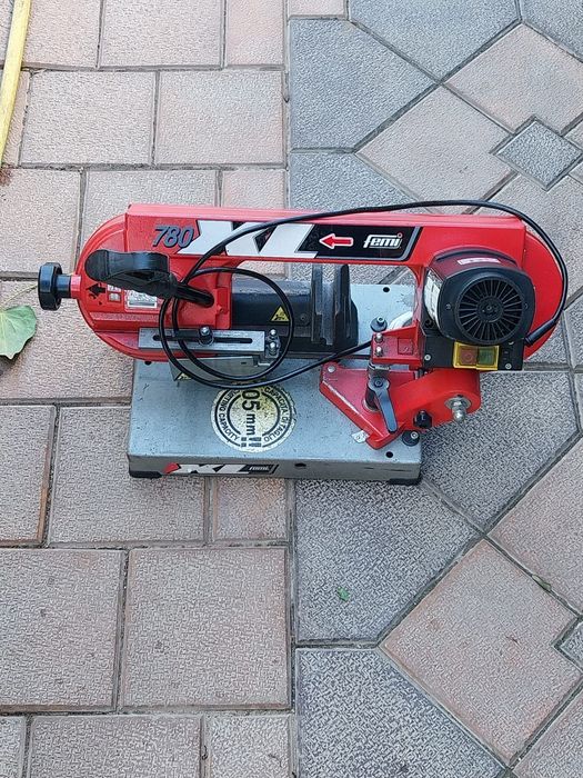 Mașina cu banda ptr. debitat fier FEMI XL 780 că și noua