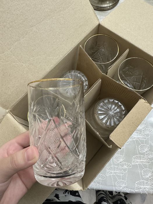 стеклянные бокалы